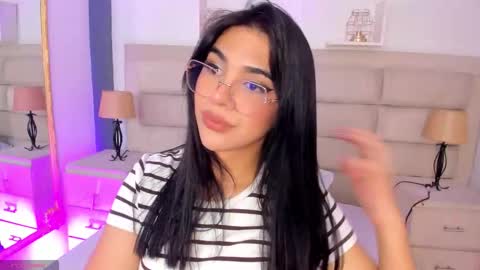 Snapshot of rosecassie chatting on 10-20-25, 01:44 Rose online show from 10-20-25, 01:44