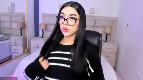 Snapshot of rosecassie chatting on 10-21-25, 01:01 Rose online show from 10-21-25, 01:01