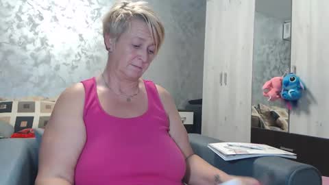 Lovepinklilly online show from 10-22-25, 04:51