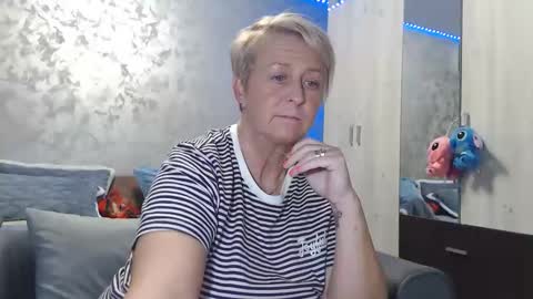 Lovepinklilly online show from 11-20-25, 06:18