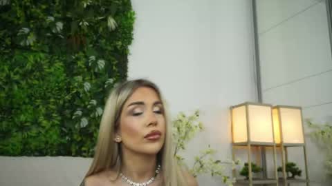 Snapshot of roshen_amira chatting on 05-11-26, 04:04 Amii online show from 05-11-26, 04:04