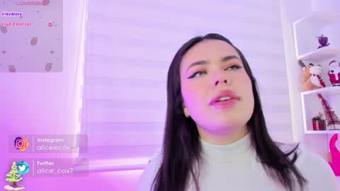 Snapshot of rosse_amyy chatting on 12-18-24, 07:08 online show from 12-18-24, 07:08