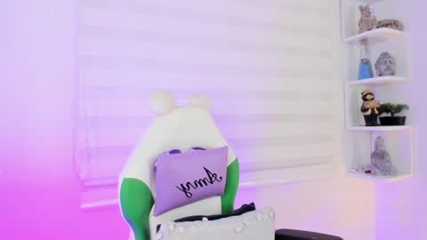 Snapshot of rosse_amyy chatting on 01-14-25, 11:10 online show from 01-14-25, 11:10