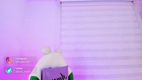 Snapshot of rosse_amyy chatting on 01-29-25, 11:20 online show from 01-29-25, 11:20