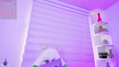 Snapshot of rosse_amyy chatting on 09-14-25, 07:13 online show from 09-14-25, 07:13