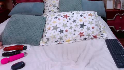 Snapshot of rossecougar_x chatting on 01-16-25, 08:43 Rosse Cougar online show from 01-16-25, 08:43