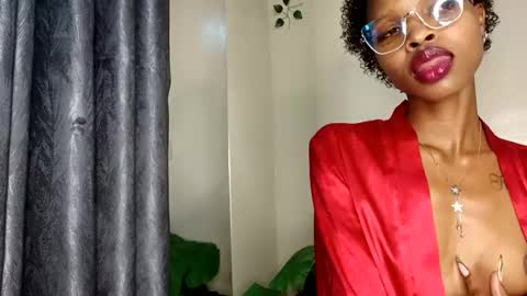 Snapshot of roundbootie chatting on 06-17-26, 02:18 roundbootie online show from 06-17-26, 02:18