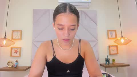 Snapshot of roxana_mill chatting on 10-05-25, 07:01 Roxana   online show from 10-05-25, 07:01