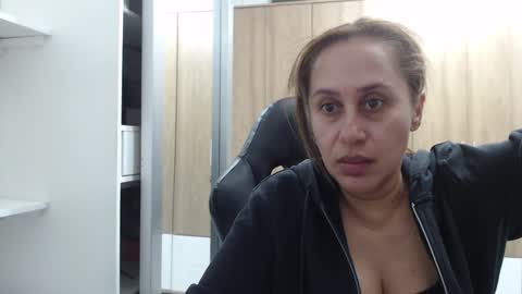 Snapshot of roxanalove7 chatting on 01-15-25, 04:15 Roxana online show from 01-15-25, 04:15