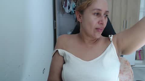 Snapshot of roxanalove7 chatting on 10-19-25, 06:19 Roxana online show from 10-19-25, 06:19