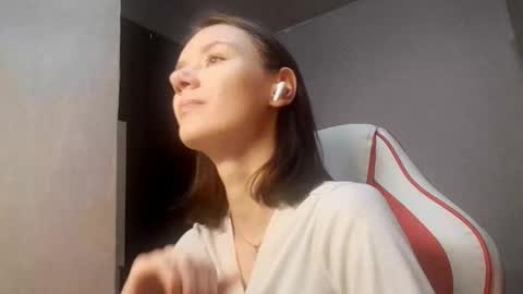 Snapshot of roxanavukovich chatting on 10-23-25, 04:28 Mia online show from 10-23-25, 04:28