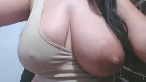 Snapshot of roxanbahottt chatting on 02-14-25, 11:42 roxxy online show from 02-14-25, 11:42