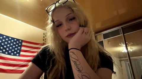 Snapshot of roxanneleaton chatting on 02-24-26, 03:21 Molly online show from 02-24-26, 03:21