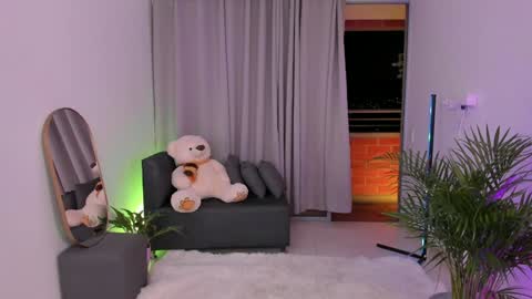 Snapshot of roxie_gates chatting on 12-10-24, 11:19 R O X I E online show from 12-10-24, 11:19
