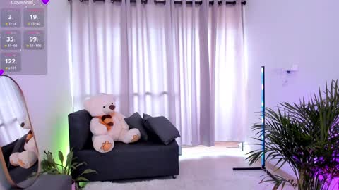 Snapshot of roxie_gates chatting on 12-17-24, 07:37 R O X I E online show from 12-17-24, 07:37