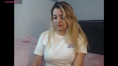Snapshot of roxy_love21 chatting on 10-23-25, 02:00 Rox online show from 10-23-25, 02:00