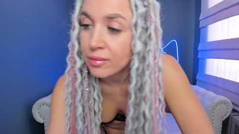 Snapshot of roxy_mars chatting on 01-24-25, 04:59 Roxy online show from 01-24-25, 04:59
