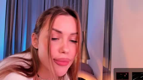 Snapshot of roxy_wet chatting on 03-06-25, 04:38 Roxy follow me online show from 03-06-25, 04:38