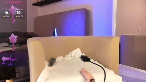 AnikaIm so hot that Ive already burned myself do you want me to set you on fire too  online show from 01-04-25, 01:10