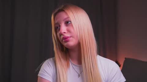 Snapshot of rue_novella chatting on 10-02-25, 03:08 Mila online show from 10-02-25, 03:08