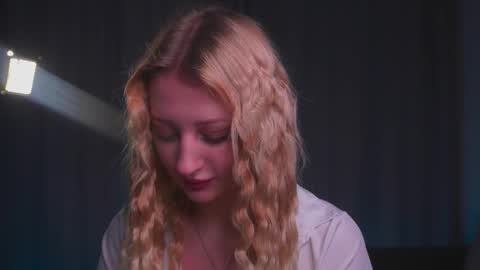 Snapshot of rue_novella chatting on 10-06-25, 03:09 Mila online show from 10-06-25, 03:09