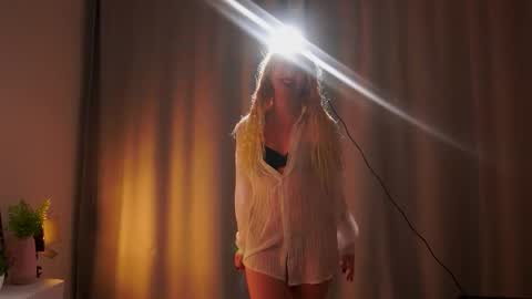 Snapshot of rue_novella chatting on 10-09-25, 03:10 Mila online show from 10-09-25, 03:10