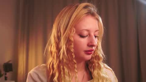 Snapshot of rue_novella chatting on 10-10-25, 03:11 Mila online show from 10-10-25, 03:11