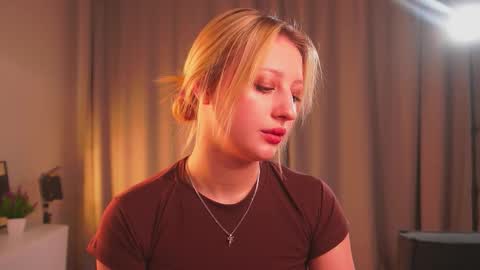 Snapshot of rue_novella chatting on 10-11-25, 03:10 Mila online show from 10-11-25, 03:10