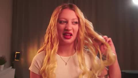 Snapshot of rue_novella chatting on 10-13-25, 03:23 Mila online show from 10-13-25, 03:23