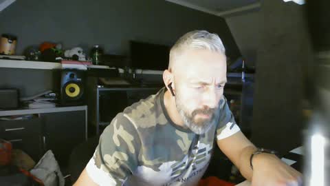 Snapshot of ruffi77 chatting on 01-05-25, 01:04 Chico que rico Caliente online show from 01-05-25, 01:04