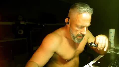 Snapshot of ruffi77 chatting on 12-17-25, 11:05 Chico que rico Caliente online show from 12-17-25, 11:05