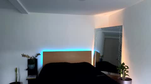  R U S S E L L  online show from 09-19-25, 01:12