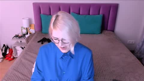 Sabrina MacMarren online show from 10-30-25, 04:08