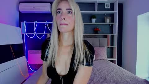 Snapshot of sabrinasharm chatting on 10-14-25, 11:44 Sabrina online show from 10-14-25, 11:44