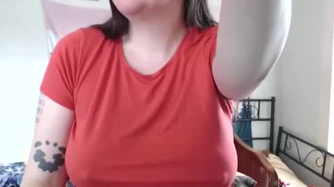 Snapshot of saggiemaggie chatting on 12-15-25, 02:21 saggiemaggie online show from 12-15-25, 02:21