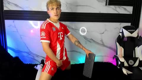 Juan online show from 10-22-25, 04:46