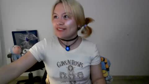 Snapshot of sakura_goldie chatting on 11-13-25, 02:32 Saku online show from 11-13-25, 02:32