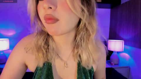 Snapshot of samanta_bone chatting on 02-10-25, 09:36 Samanta online show from 02-10-25, 09:36