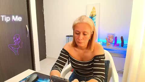 Snapshot of samanta_stone69 chatting on 09-22-25, 10:01 Samanta Stone online show from 09-22-25, 10:01
