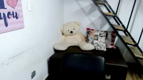 Snapshot of samantha2girl chatting on 12-17-24, 01:18 samantha online show from 12-17-24, 01:18