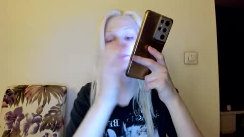 Snapshot of samanthamiasnik1 chatting on 12-17-25, 03:18 Samantha online show from 12-17-25, 03:18