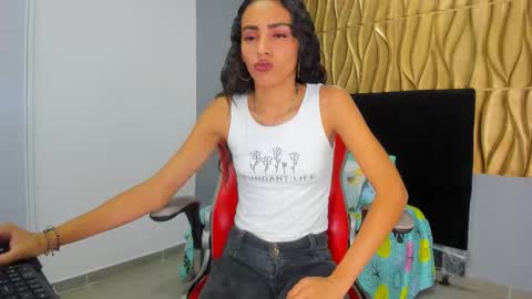 Snapshot of sammanta_18 chatting on 11-19-25, 02:44 Samantha online show from 11-19-25, 02:44