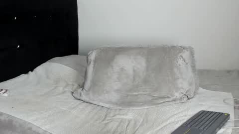 Snapshot of samuelholt chatting on 12-14-24, 05:25 Samuel online show from 12-14-24, 05:25