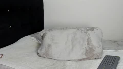 Snapshot of samuelholt chatting on 12-21-24, 02:58 Samuel online show from 12-21-24, 02:58