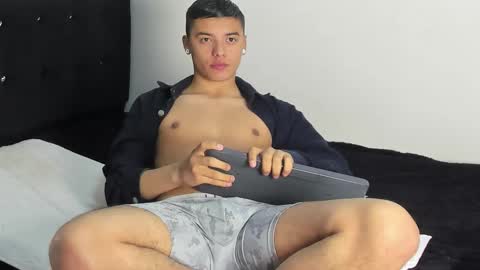 Snapshot of samuelholt chatting on 10-03-25, 05:10 Samuel online show from 10-03-25, 05:10