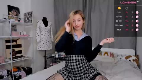 Snapshot of sandycramerrr chatting on 11-22-25, 03:55 Sandy online show from 11-22-25, 03:55