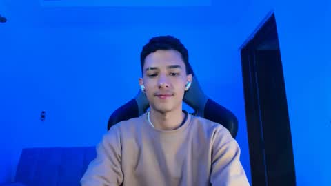 santi_twink19 online show from 02-07-25, 08:44