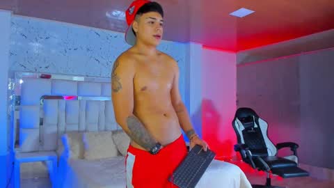 Snapshot of santiagoreyesft chatting on 10-21-25, 01:28 Santi Reyes online show from 10-21-25, 01:28