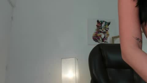    Safira     online show from 12-18-25, 07:53