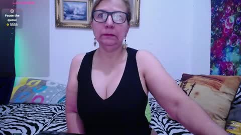 Snapshot of sara211 chatting on 10-20-25, 01:22 sara online show from 10-20-25, 01:22
